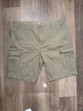 Old Navy Men's Cargo Shorts in Khaki Green